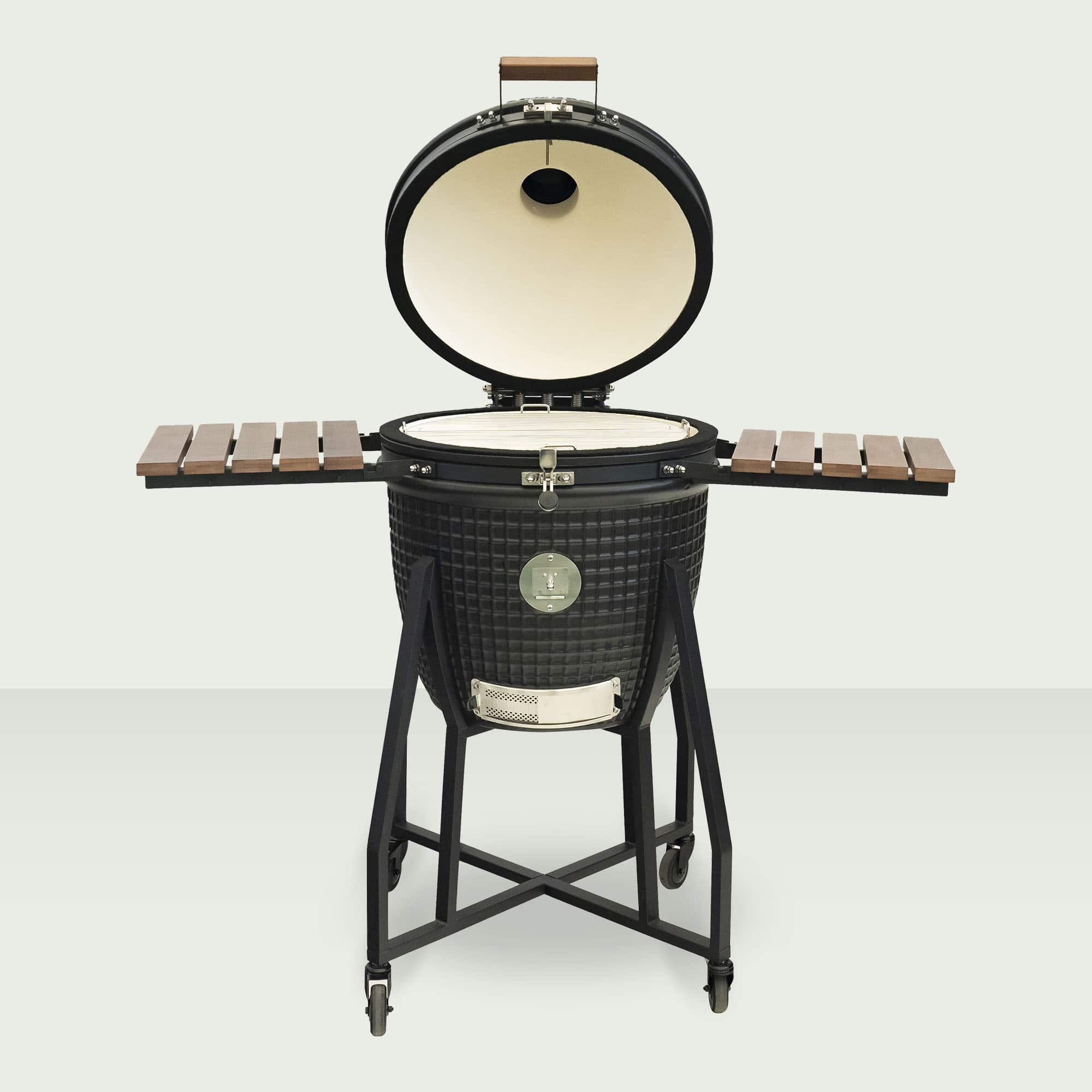 Barbecue Kamado 22" ouvert sur chariot en acier avec roulettes et tablettes latérales en bois, au design robuste et élégant.